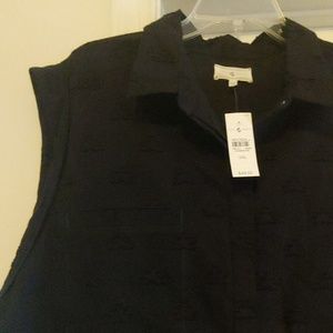 Sleeveless button up top